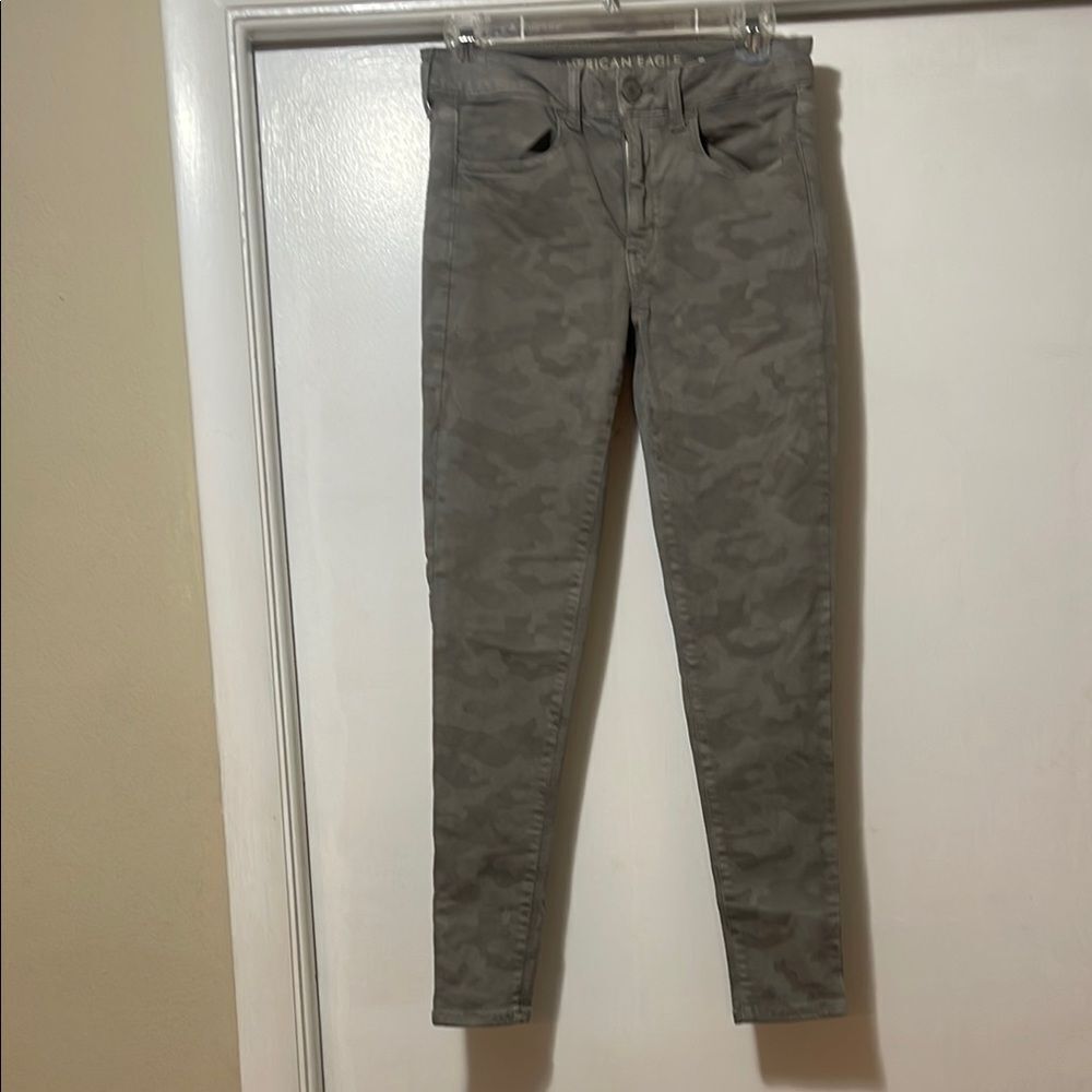 American Eagle light colored camo high-rise jagging size 6 regular